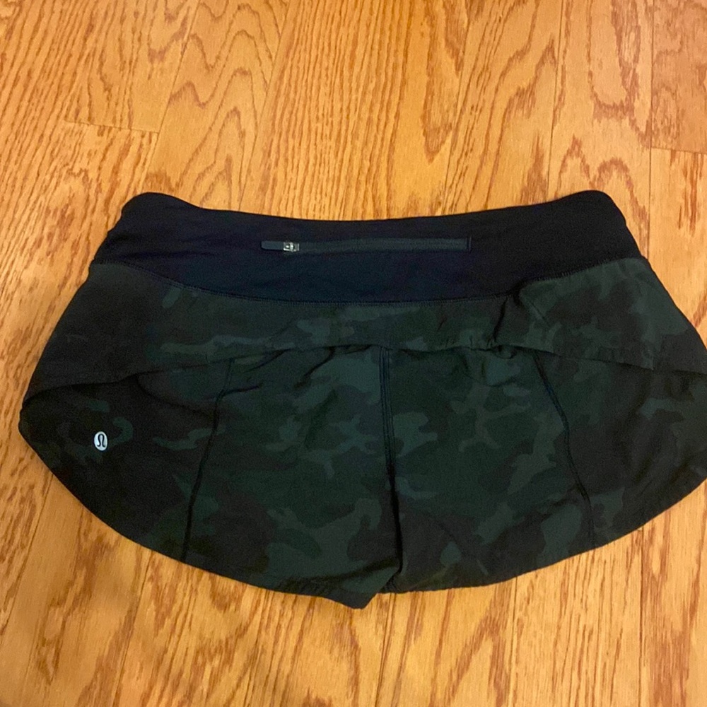 Lululemon  camo speed up short sz6 2.5 inseam